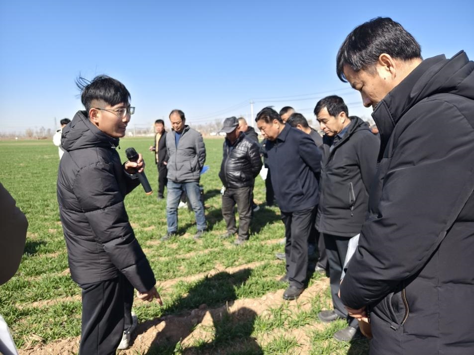 科技小院的“學(xué)生專家”（左一）。受訪者供圖