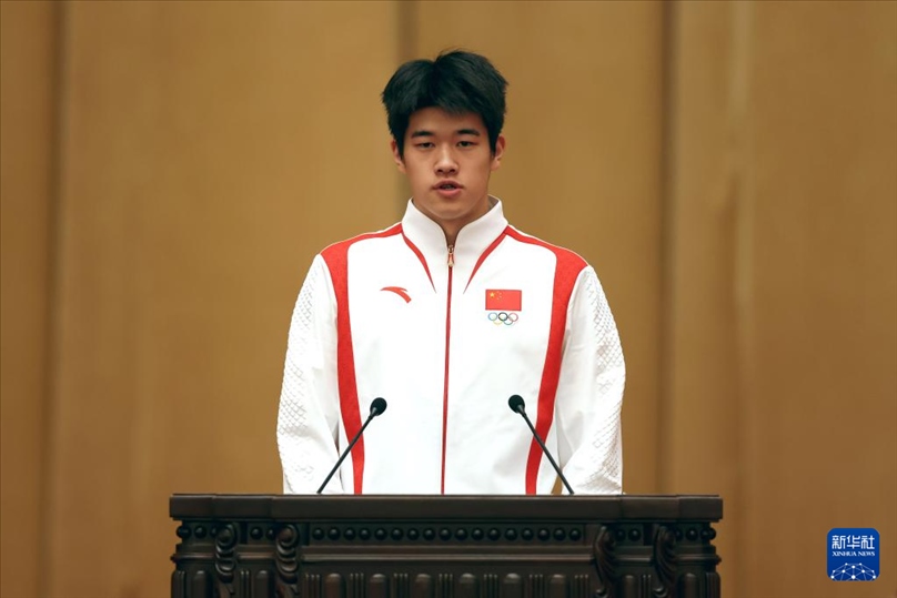 11月15日，游泳運動員潘展樂在報告會上發(fā)言。新華社記者 李明 攝