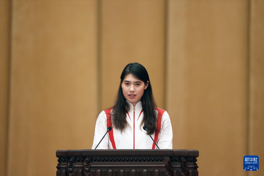 11月15日，游泳運動員張雨霏在報告會上發(fā)言。新華社記者 李明 攝