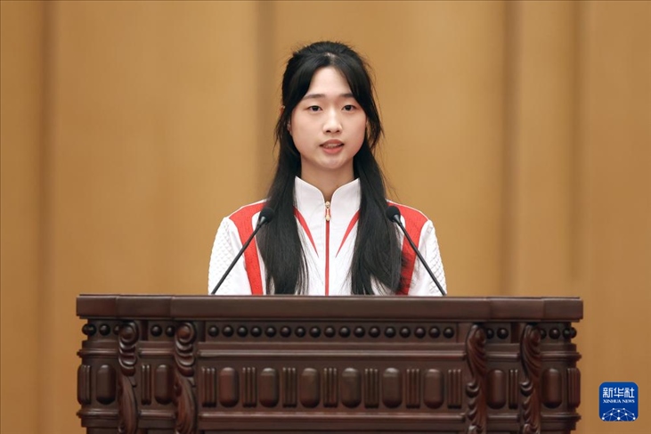 11月15日，射擊運動員黃雨婷在報告會上發(fā)言。新華社記者 李明 攝