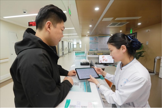 患者在護士站為家屬辦理床旁出院手續(xù)。圖片來源：山東第一醫(yī)科大學第二附屬醫(yī)院