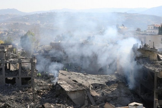 這是10月16日在黎巴嫩南部城鎮(zhèn)加納拍攝的遭摧毀的建筑。新華社發(fā)（阿里·哈希紹攝）