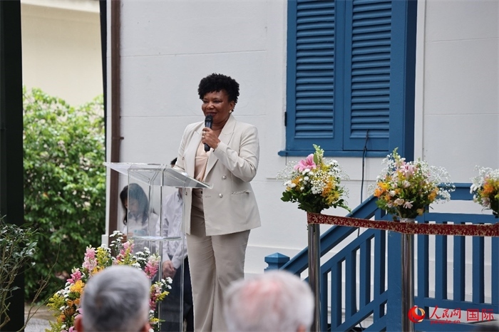 巴西文化部部長梅內(nèi)塞斯在開園儀式上發(fā)表致辭。人民網(wǎng)記者 張志文攝