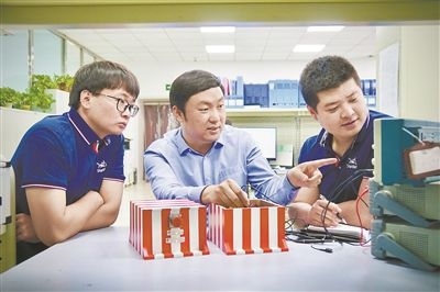 中北大學(xué)極端環(huán)境特種傳感與測試創(chuàng)新研究團(tuán)隊(duì)成員正在圍繞近期發(fā)射任務(wù)進(jìn)行產(chǎn)品研發(fā)。受訪單位供圖