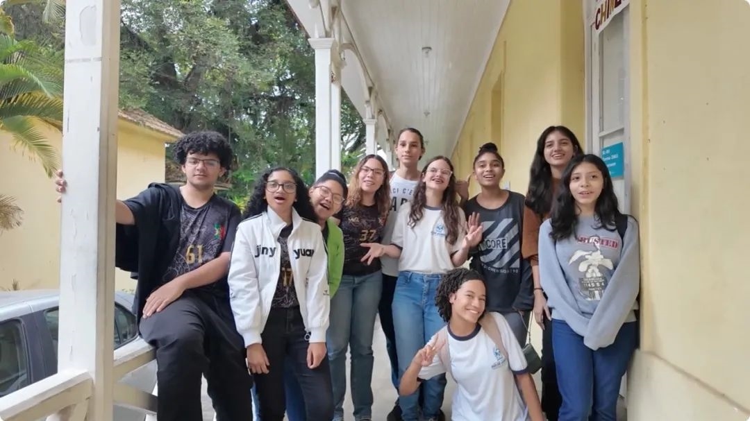 學(xué)生們用中文跟島叔問好。作者供圖