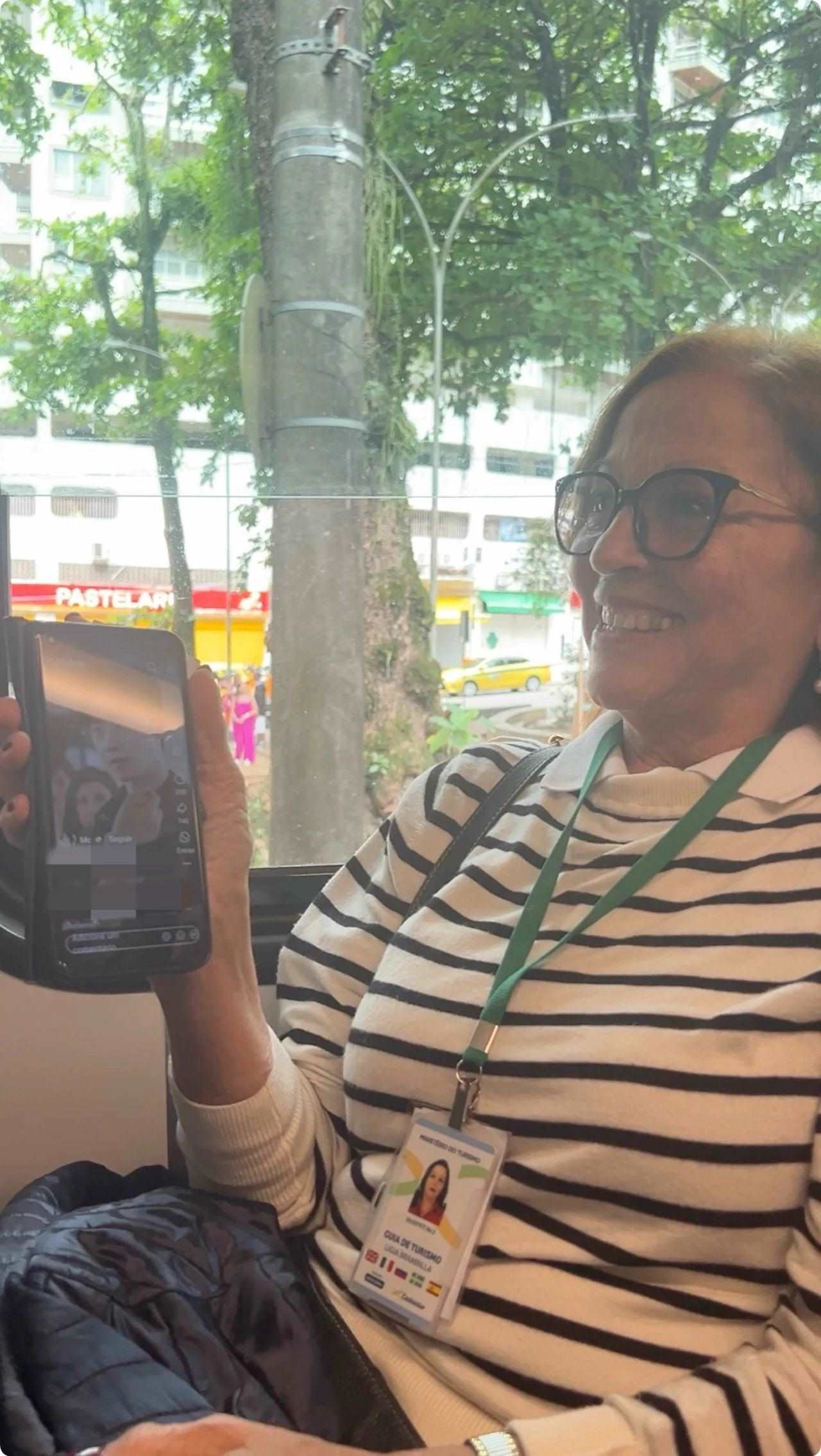 當(dāng)?shù)厝讼驆u叔展示中國網(wǎng)劇。作者供圖