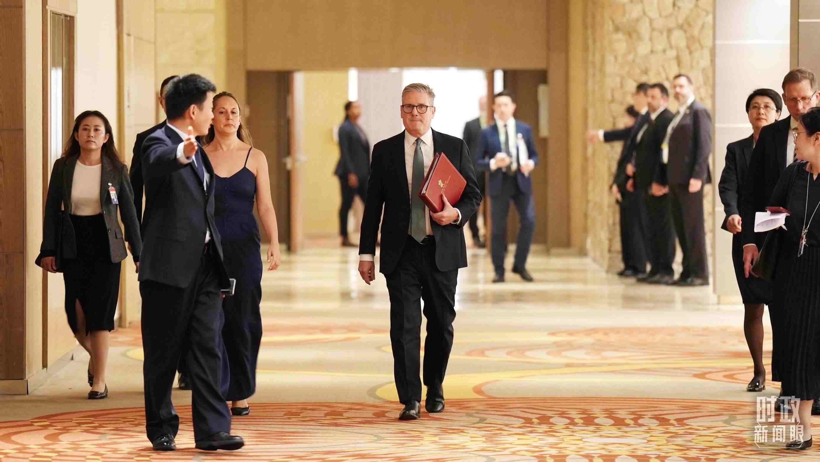 △英國(guó)首相斯塔默抵達(dá)會(huì)見(jiàn)現(xiàn)場(chǎng)。（總臺(tái)記者李晉拍攝）