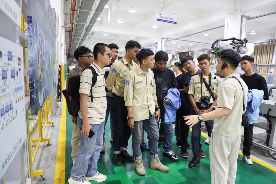 來華留學生在工程實踐中心上課。教育部職業(yè)教育與成人教育司供圖