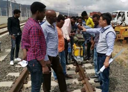 山東職業(yè)學院開展亞吉鐵路運營技術(shù)培訓(xùn)。教育部職業(yè)教育與成人教育司供圖