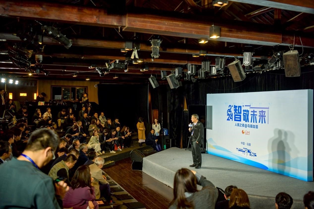 在開場環(huán)節(jié)，清華大學人工智能研究院常務副院長、教授孫茂松發(fā)言分享。人民網記者 任峰濤攝