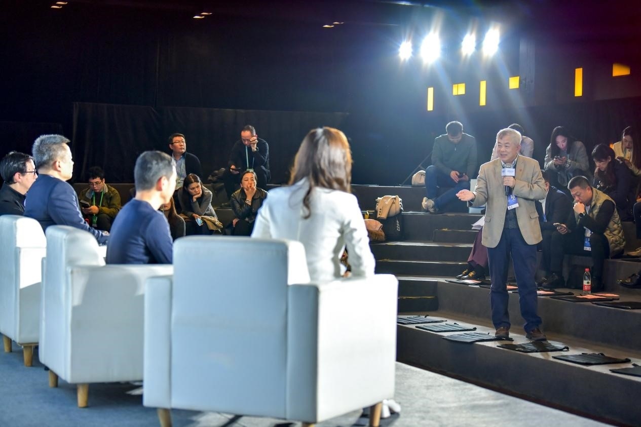 陳長汶教授與對話嘉賓現場互動。人民網記者 任峰濤攝