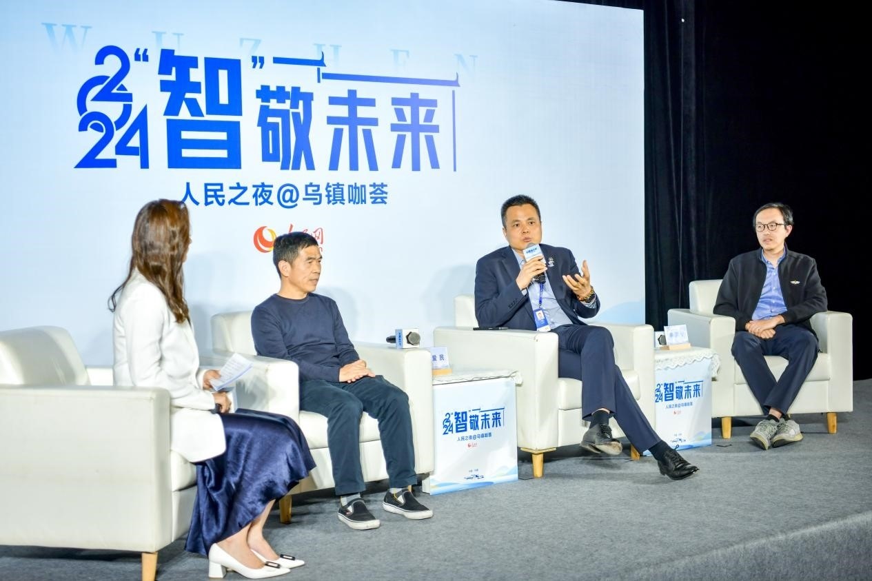 在對話環(huán)節(jié)，之江實驗室高級研究專家潘愛民、伏羲智庫創(chuàng)始人李曉東、麒麟軟件副總經理李震寧探討“‘百模大戰(zhàn)’將卷向何方”。人民網記者 任峰濤攝