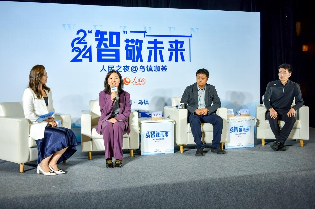 在對話環(huán)節(jié)，趣丸科技總編輯、副總裁任少峰，星云智慧機器人CEO李明，可之教育大模型創(chuàng)始人王冠討論“人工智能如何惠及大眾”。人民網記者 任峰濤攝