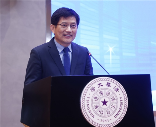 清華大學(xué)國家治理研究院執(zhí)行院長、清華大學(xué)計算社會科學(xué)與國家治理實驗室執(zhí)行主任孟慶國教授演講。供圖單位：清華大學(xué)國家治理研究院