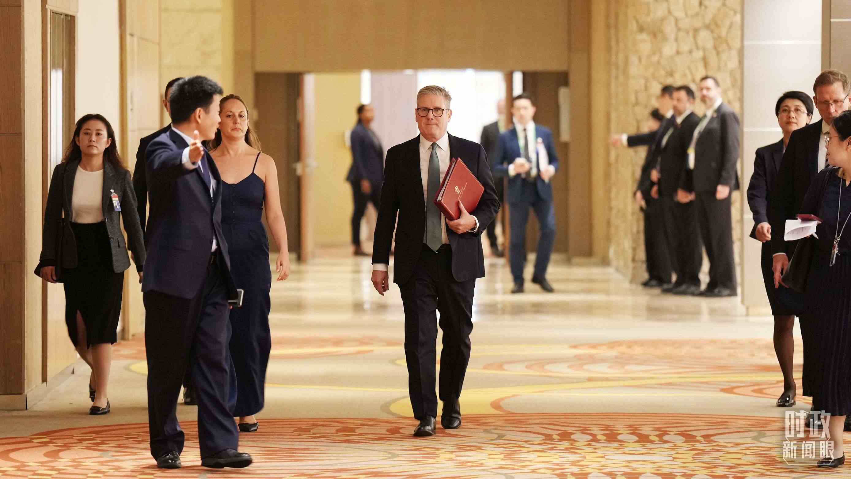 英國首相斯塔默抵達(dá)會(huì)見現(xiàn)場，這是他首次同習(xí)主席面對(duì)面交流。