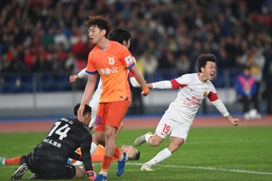 11月23日，上海海港隊球員王振澳（右）慶祝進球。新華社記者 黃宗治 攝