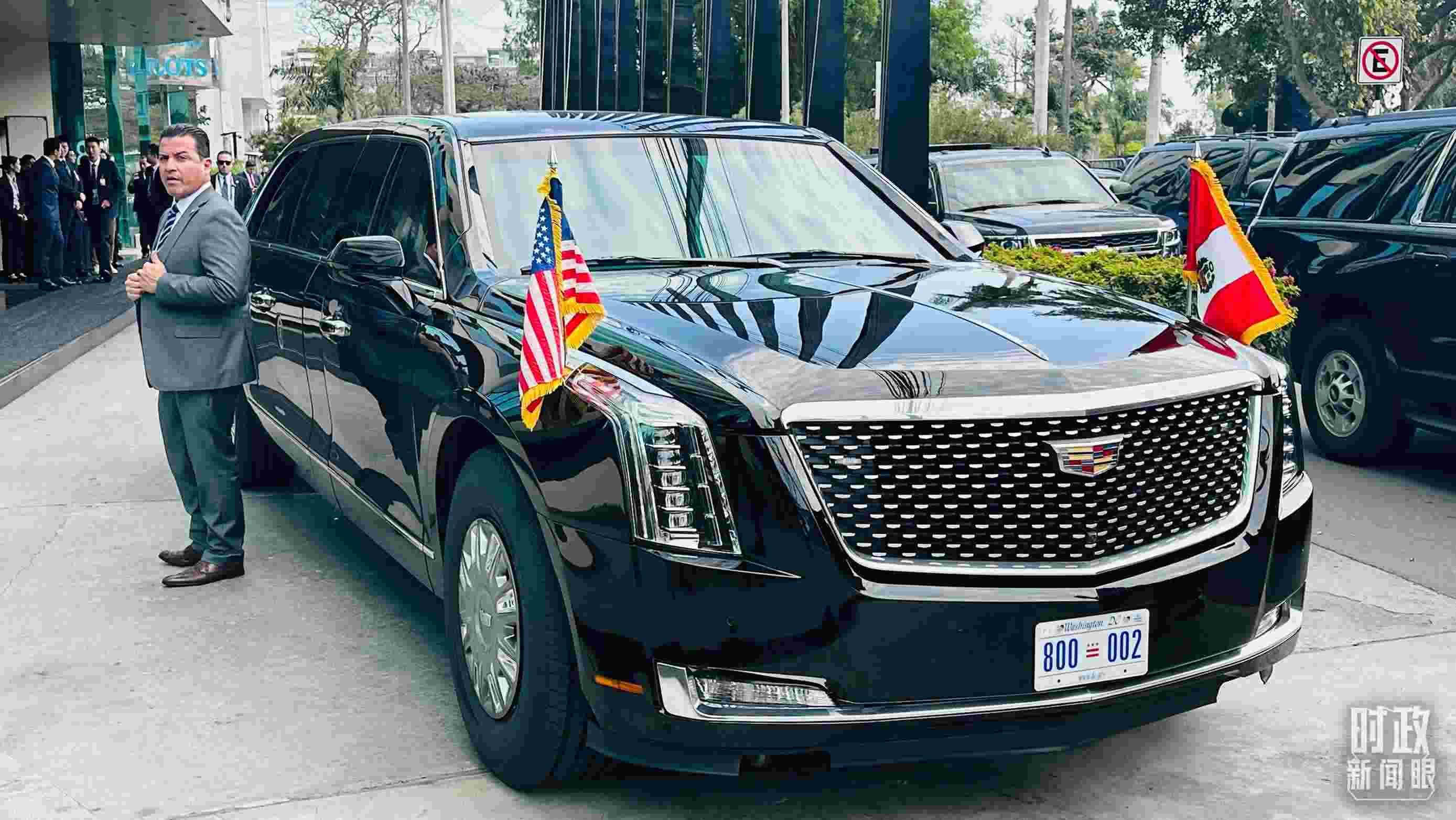 美國總統(tǒng)拜登乘車抵達(dá)中美元首會(huì)晤現(xiàn)場。（總臺(tái)央視記者范一鳴拍攝）