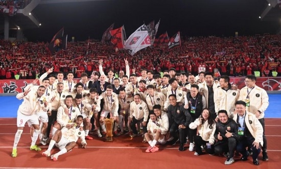 11月23日，上海海港隊成員在頒獎儀式后與球迷合影。新華社記者 黃宗治 攝