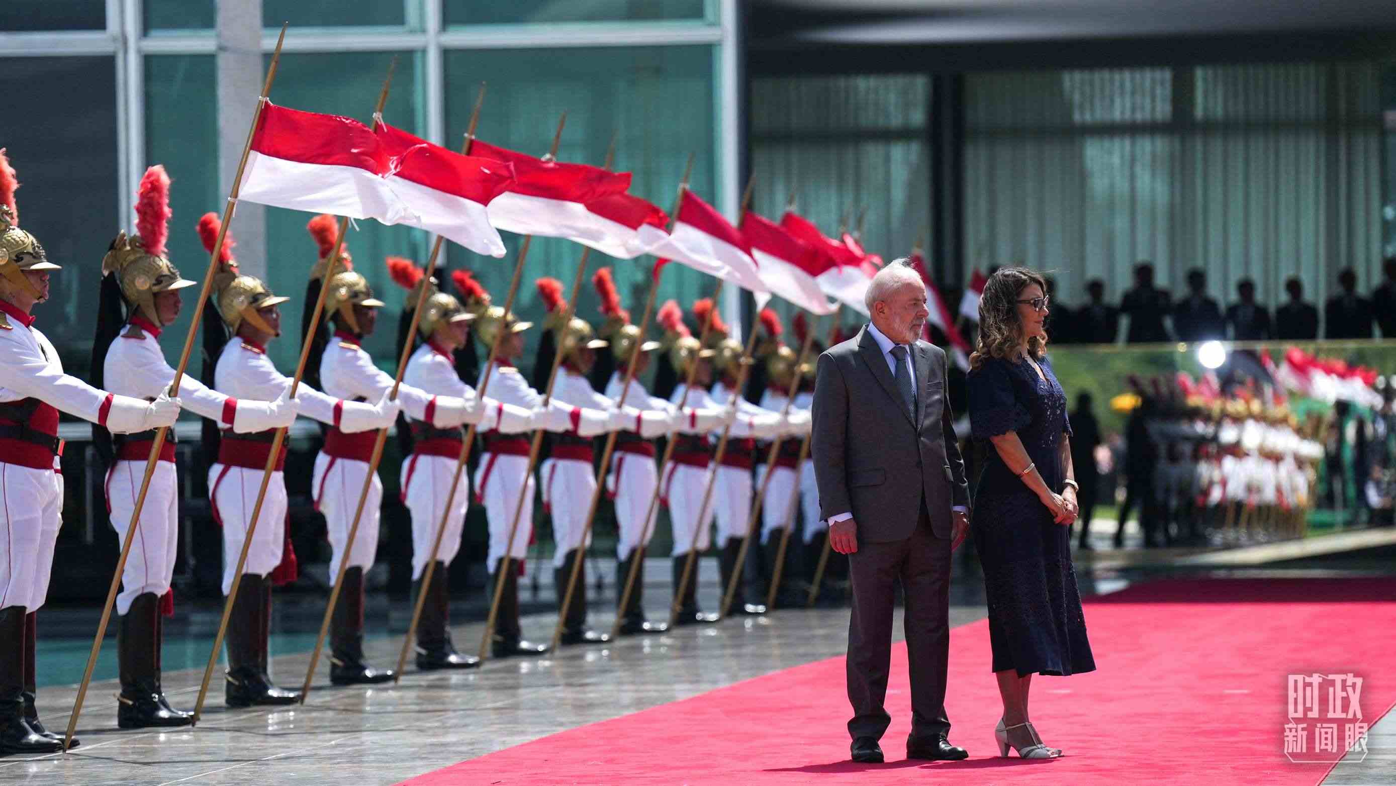 巴西總統(tǒng)盧拉和夫人羅桑等候習(xí)主席到來。