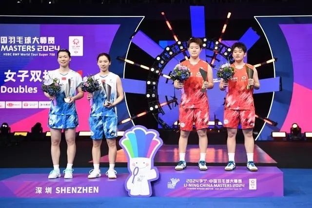 11月24日，劉圣書（右二）/譚寧（右一）與李怡婧/羅徐敏（左一）在頒獎(jiǎng)臺(tái)上合影。新華社記者 梁旭攝