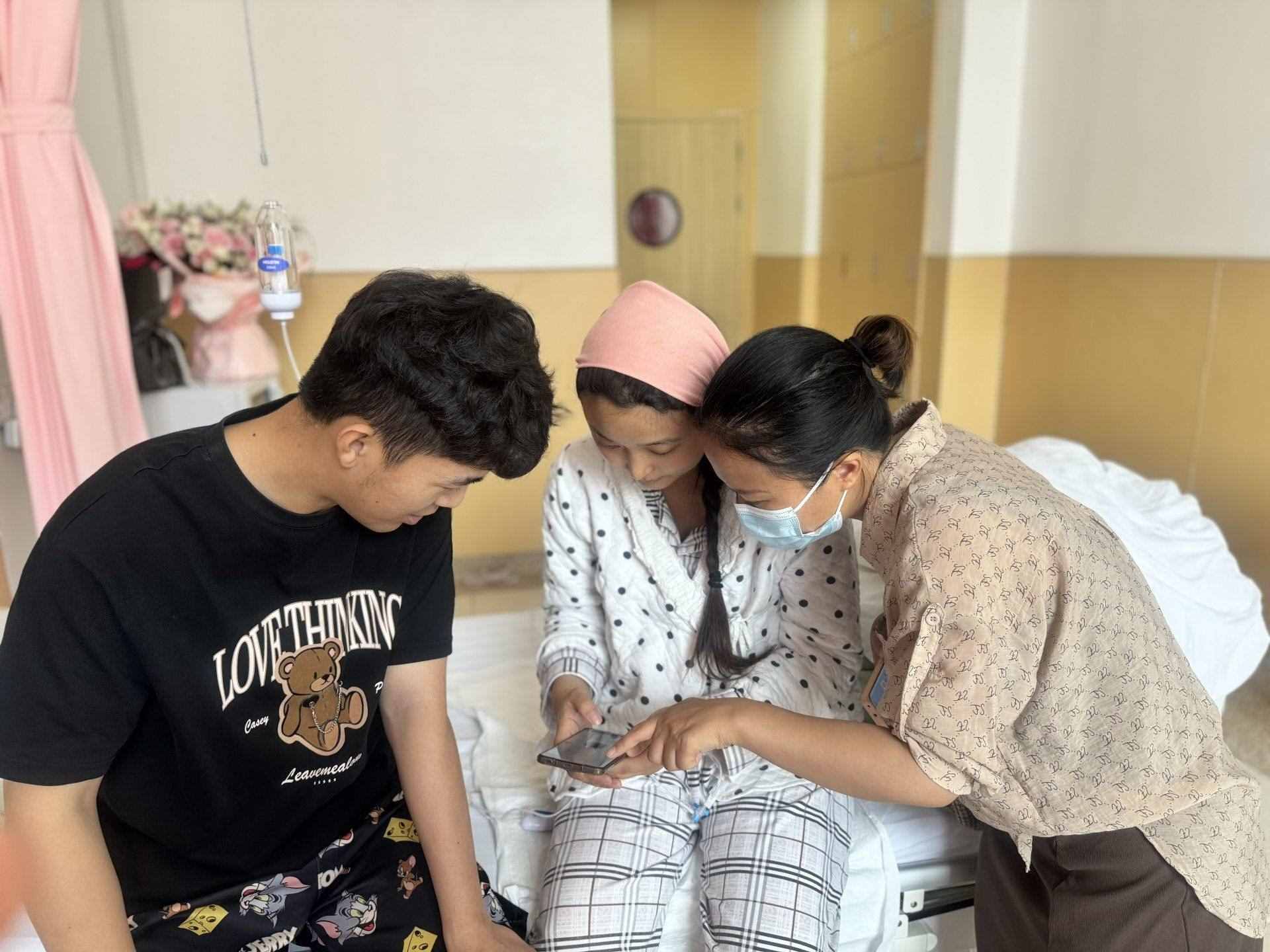 新生兒家庭通過手機(jī)辦理新生兒出生“一件事”。安徽省數(shù)據(jù)資源管理局供圖