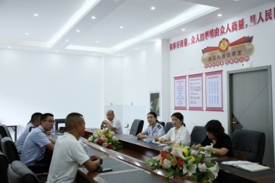 榕江縣稅務(wù)局在園區(qū)協(xié)商議事室協(xié)調(diào)解決企業(yè)訴求。黔東南州稅務(wù)局供圖