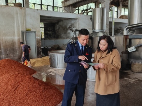 鎮(zhèn)遠縣稅務(wù)局在酒企宣傳調(diào)研。黔東南州稅務(wù)局供圖