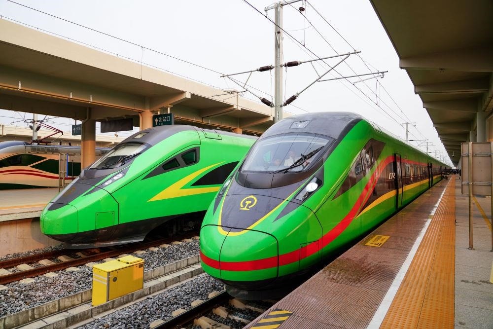 截至2024年7月5日，中老鐵路國(guó)際旅客列車?yán)塾?jì)開(kāi)行滿1000列，極大地便利了沿線民眾出行。