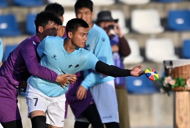 11月28日，花炮半決賽，廣西隊(duì)與海南隊(duì)展開激烈角逐。新華社記者 郭程攝