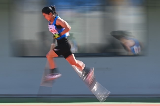 11月28日，海南隊(duì)選手吳明芬在高腳競速比賽中。新華社記者 杜子璇攝