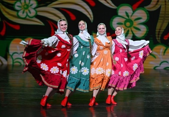 6月22日，2024-2025“中俄文化年”海南島歡樂節(jié)俄羅斯藝術(shù)團(tuán)體巡演在?？谑信e行。新華社記者郭程攝