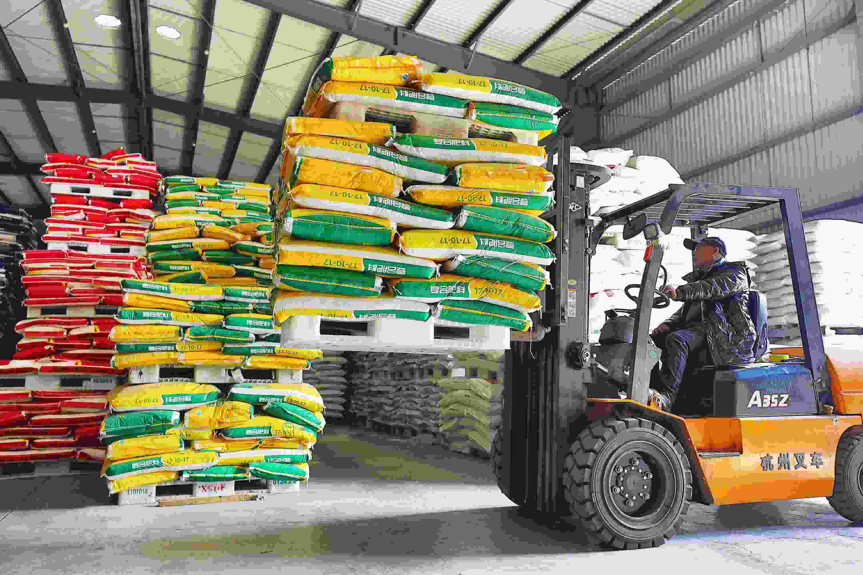 2023年2月15日，在浙江義烏供銷聯(lián)社的農(nóng)資貯存?zhèn)}庫，工作人員正在調(diào)運(yùn)復(fù)合肥料等農(nóng)資。