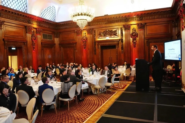 中英各界代表歡聚一堂展望2025新航程。吳若鳴攝