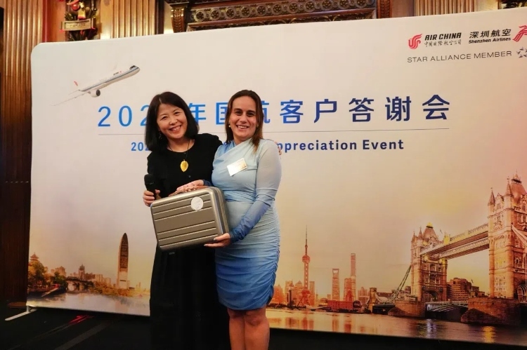 獲獎嘉賓上臺領取精美獎品。吳若鳴攝