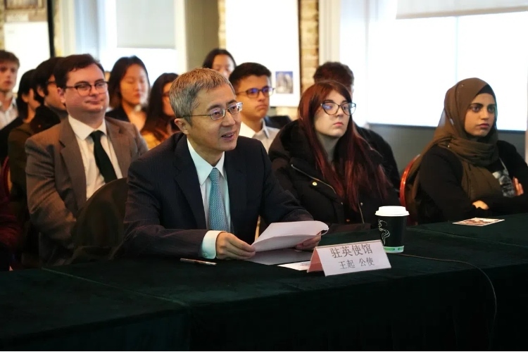 中國駐英國大使館公使王起發(fā)表講話。吳若鳴攝