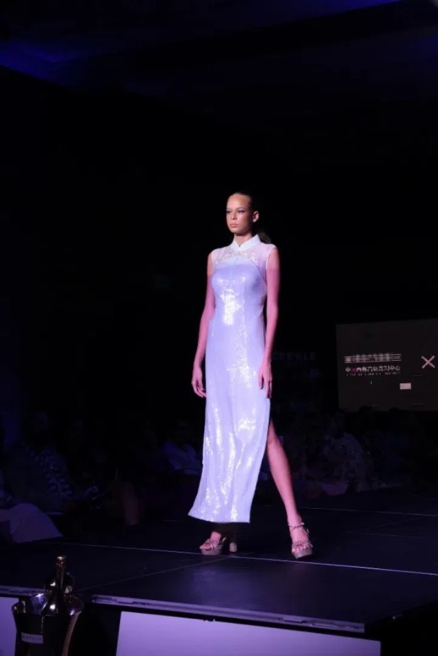 模特展示新中式禮服。顏李芳攝