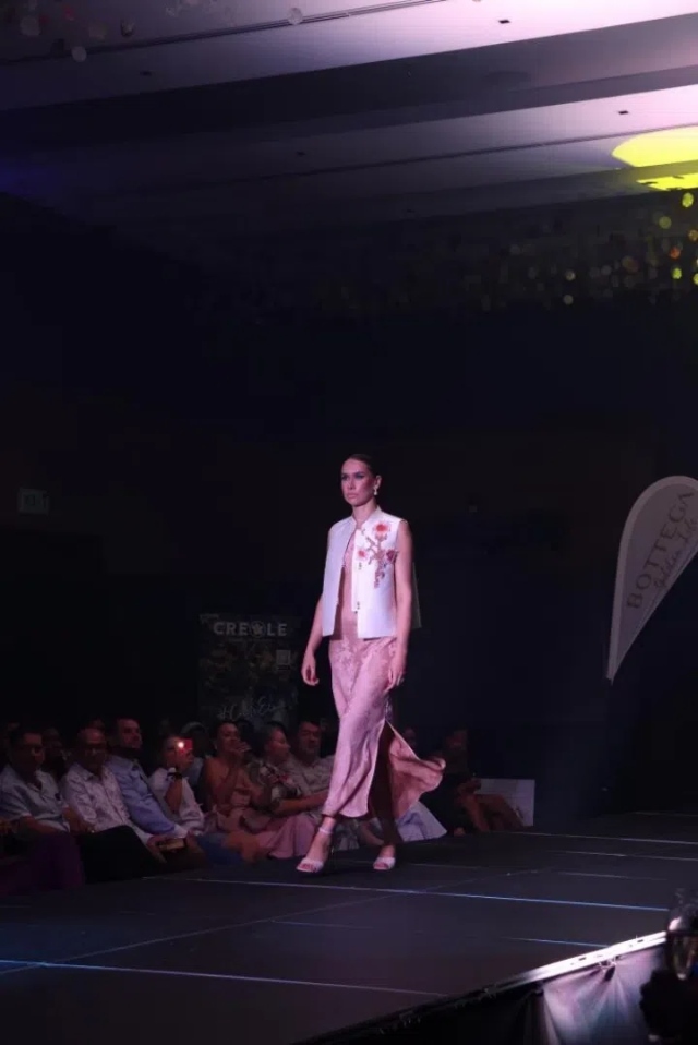 模特展示新中式禮服。顏李芳攝