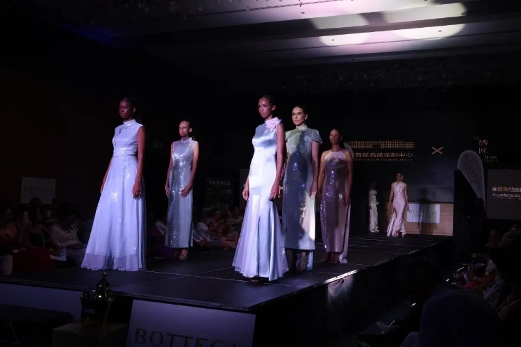 模特展示新中式禮服。顏李芳攝