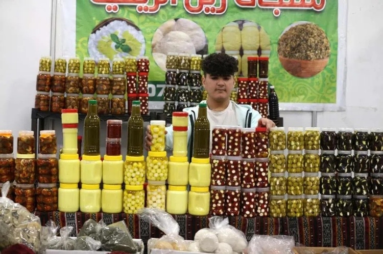 一名展商在展示各式各樣的橄欖制品。納達爾·達烏德攝