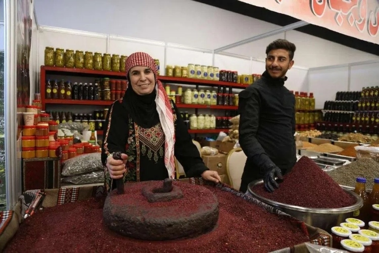 制作辣椒末的當(dāng)?shù)貗D女。納達爾·達烏德攝