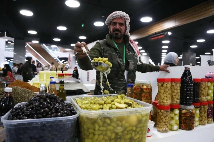 一位展商展示腌橄欖。納達爾·達烏德攝