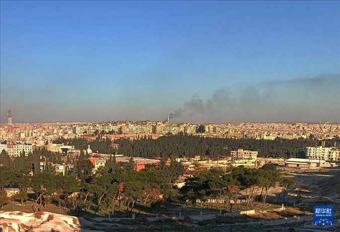 12月1日，敘利亞北部城市阿勒頗升起滾滾濃煙（手機(jī)照片）。新華社發(fā)
