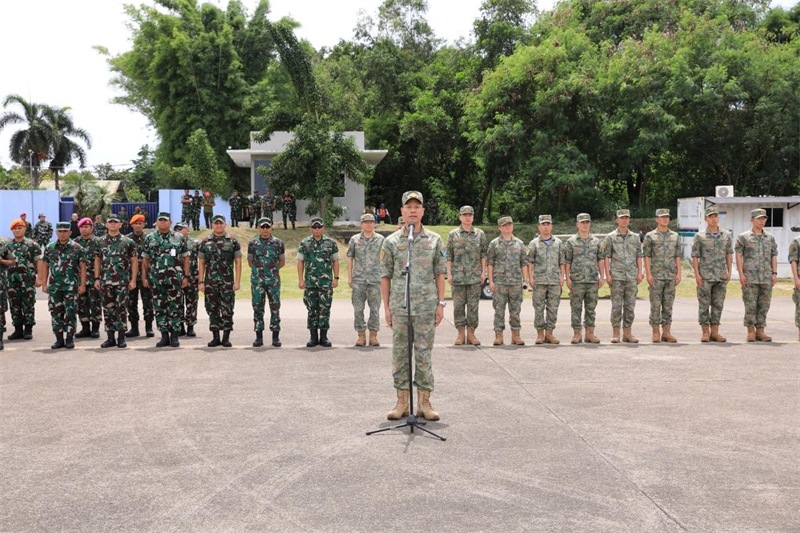 中方參演部隊指揮員在印尼方舉行的歡迎儀式上致辭。龔勝祥 攝