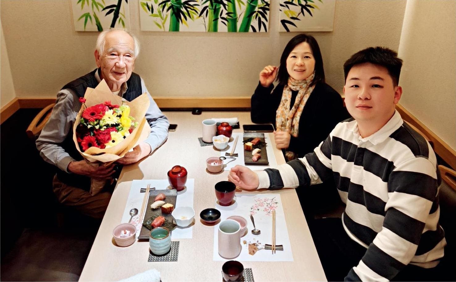 佐佐木俊一與彭林（中）、彭俊霖（右）在一起。