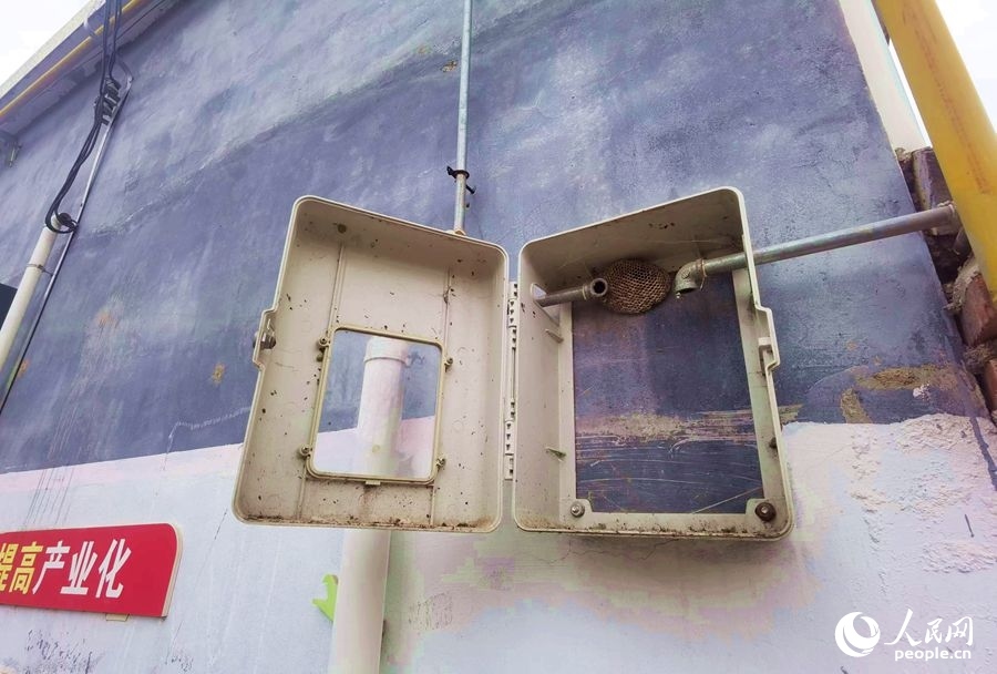 在玉山村的一處未安裝燃?xì)獗淼谋硐鋬?nèi)，掛著一個(gè)馬蜂窩。人民網(wǎng)記者 慎志遠(yuǎn)攝