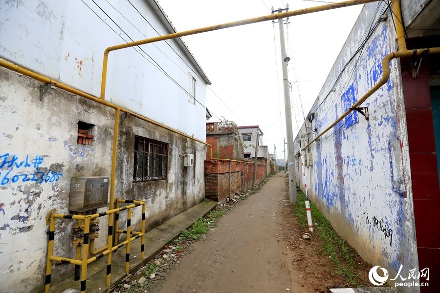 中燃公司在玉山鎮(zhèn)鋪設(shè)完工的燃?xì)夤芫W(wǎng)。人民網(wǎng)記者 慎志遠(yuǎn)攝