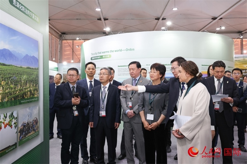 嘉賓參觀中國館。人民網(wǎng)記者任皓宇攝