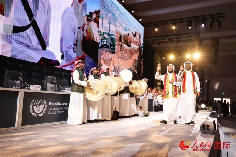 《聯(lián)合國防治荒漠化公約》第十六次締約方大會2日開幕。圖為開幕式表演。人民網(wǎng)記者任皓宇攝