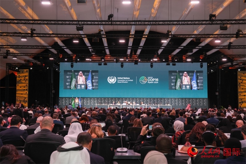 《聯(lián)合國防治荒漠化公約》第十六次締約方大會2日開幕。圖為開幕式現(xiàn)場。人民網(wǎng)記者任皓宇攝