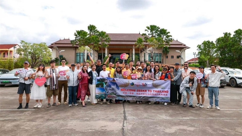 參與活動的中國游客與當(dāng)?shù)靥﹪撕嫌啊；顒又鬓k方供圖